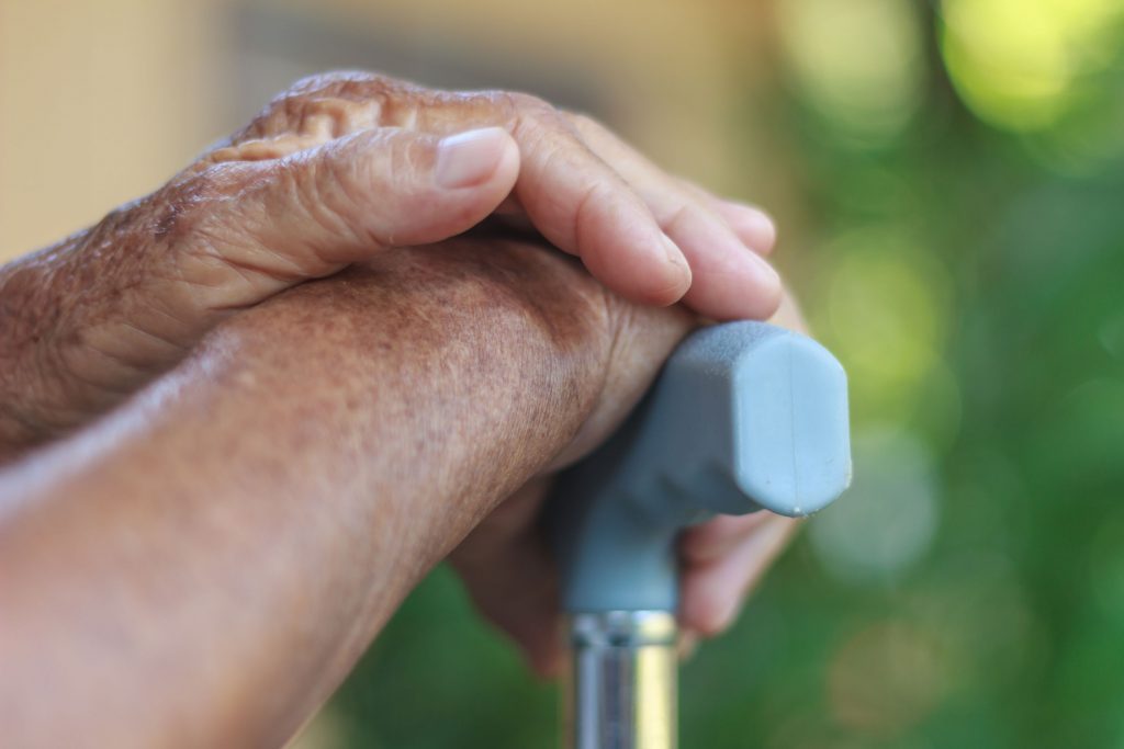 Qui peut bénéficier de la téléassistance pour personne âgée ?