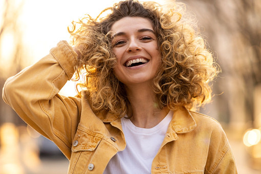 Quel produit naturel pour boucler les cheveux ?